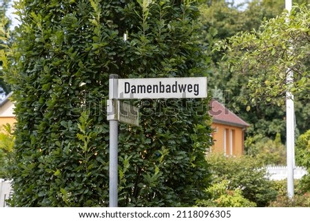 A good street sign to the Damenbadweg 