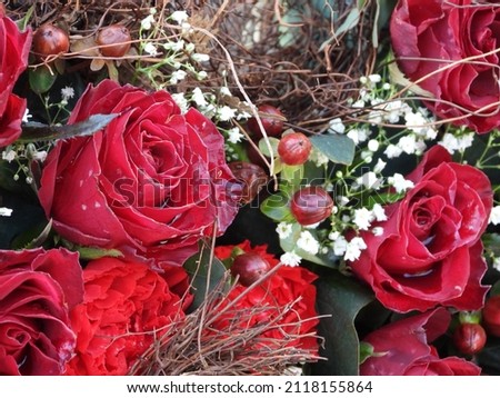 impressive bouquet with red roses 