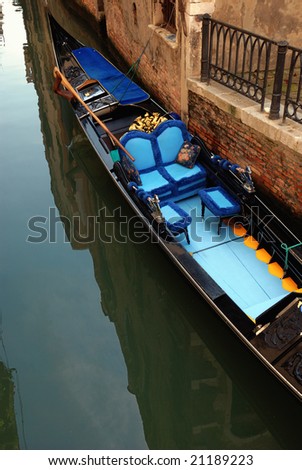 Pic of an ornate venetian gondola