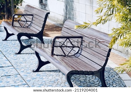  A photo of an empty bench                              