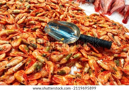 Selling chilled shrimp in a supermarket