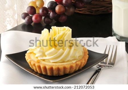 A lemon lime dessert tart on a white linen napkin