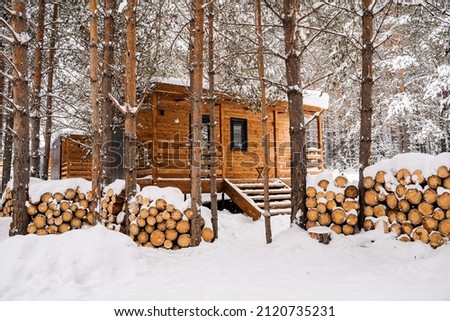 Modular house made of dark metal and light wood in winter forest. a house that takes into account everything you need for a comfortable life outside the city. High quality photo
