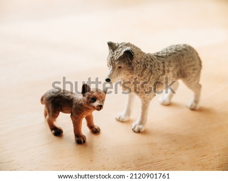 take a picture of wolf figure