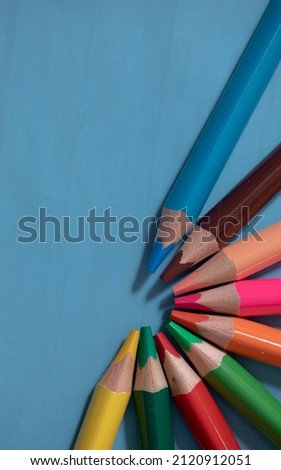 An image of set of color pencils.
