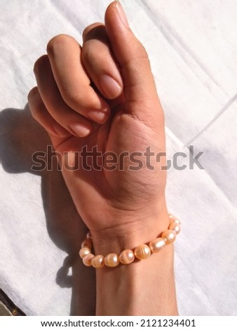 Pearl Bracelets enhance a woman's majesty and beauty. Quantity of Pearl Bracelets originating from the Indonesian island of Lombok