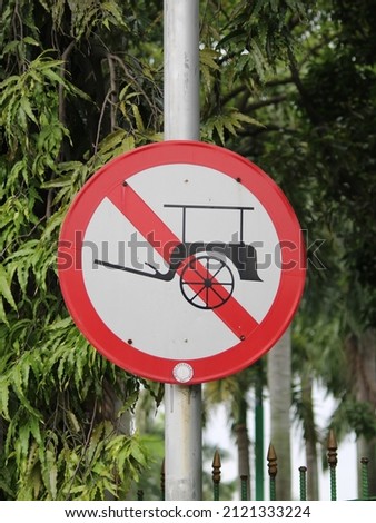 The "delman" sign or symbol is a traditional two-, three- or four-wheeled transportation vehicle that does not use an engine but uses a horse instead. prohibited from operating.