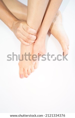 The picture shows the symptoms of muscle fatigue in the toes and feet of a person.