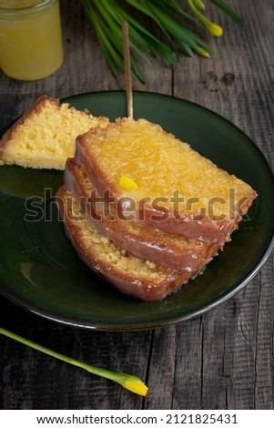 Lemon cake with lemon curd