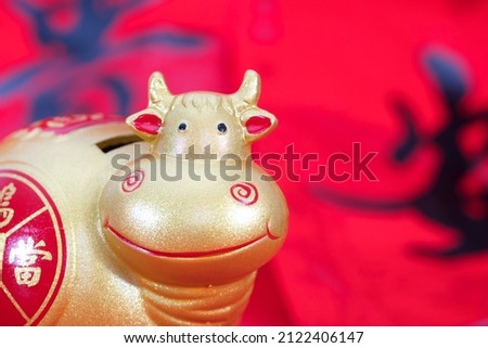 Twisted golden calf piggy bank.The Chinese characters in the picture mean: "Lucky Strike"