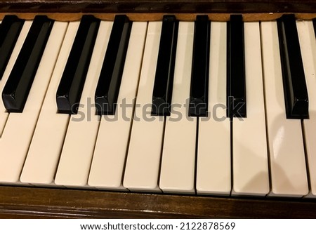 a piano on the floor with a black and white pattern