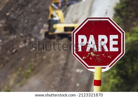 A Spanish stop sign Pare in a construction site