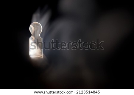 Light passes through the keyhole