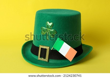 Top hat with the flag of Ireland on a yellow background