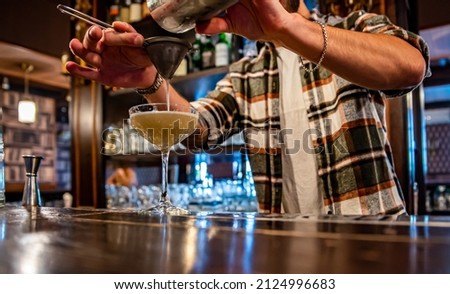 man hand bartender making cocktail on the bar counter