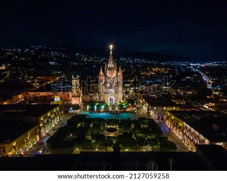San Miguel de Allende, una ciudad de la época colonial en la zona alta central de México, es conocida por su arquitectura barroca española, su activa escena artística y sus festivales culturales. En e