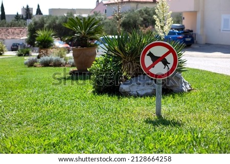 Sign on the green lawn - No dogs allowed