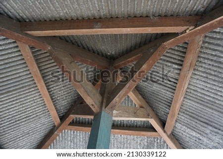 is the roof of a hut, the wood that forms a quadrilateral
