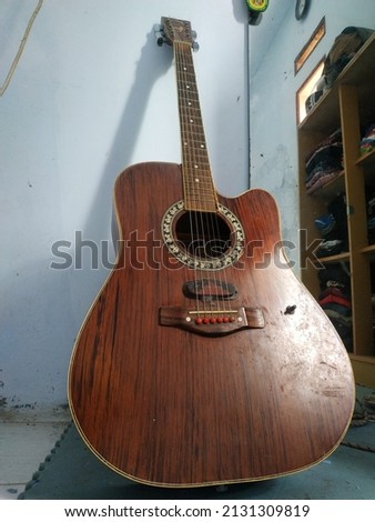 guitar for young people that attracts attention even though the price is not expensive