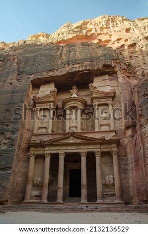 A vertical shot of Al-Khazneh in Petra, Jordan, UAE Royalty-Free Stock Photo #2132136529