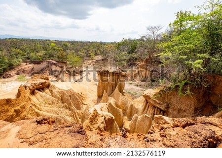 The terrain, which is soil and sandstone, is naturally eroded into various characteristic shapes.