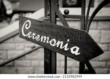 A sign pointing to the place of the ceremony. The inscription on the sign is "Ceremony"