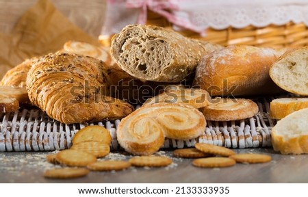 Picture of different assortment of bread and bakery products on table