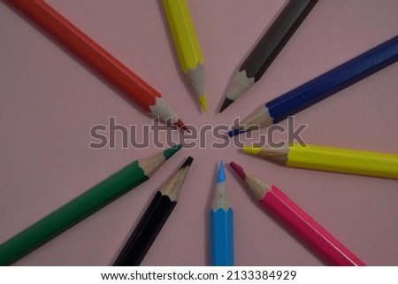Circle formed by the tips of several colored pencils