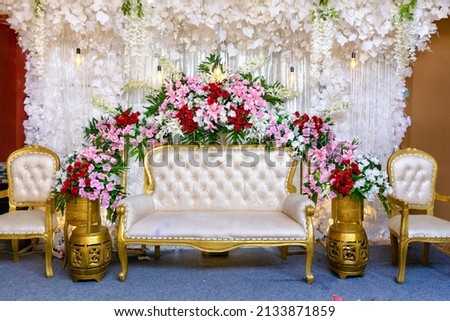 White wedding chair wedding decoration