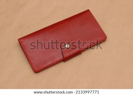 Wallet-longer of red color from genuine leather handmade on a black background

Форматы

