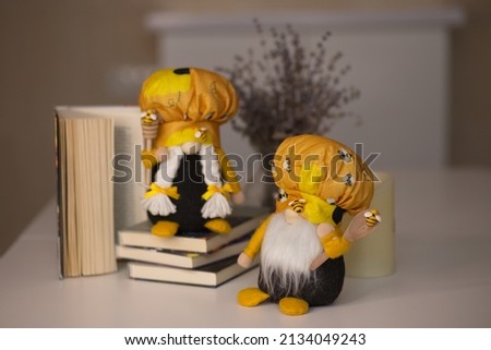dwarf, elf, yellow elf, dwarf with a spoon for honey