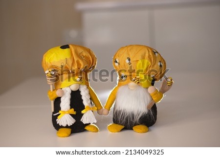 dwarf, elf, yellow elf, dwarf with a spoon for honey