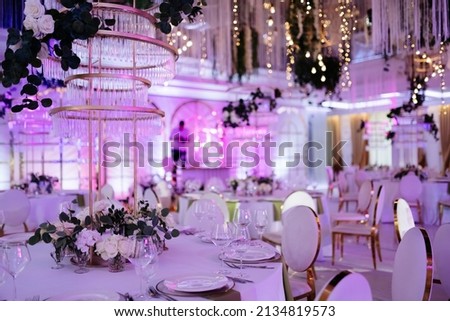 Wedding hall with decoration. Банкетный зал Royalty-Free Stock Photo #2134819573