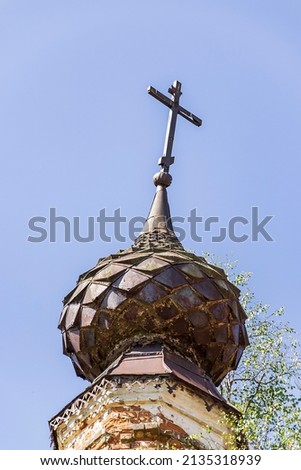 domes and crosses of an abandoned Orthodox church, Arseniev Sloboda tract, Kostroma region, Russia, year of construction 1809, year of photo 2021