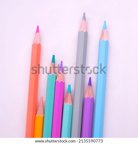 An image of set of color pencils.

