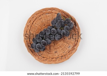 Grape fruits come in various colors such as purple, blue, and black, and contain glucose and vitamins.