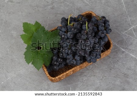 Grape fruits come in various colors such as purple, blue, and black, and contain glucose and vitamins.