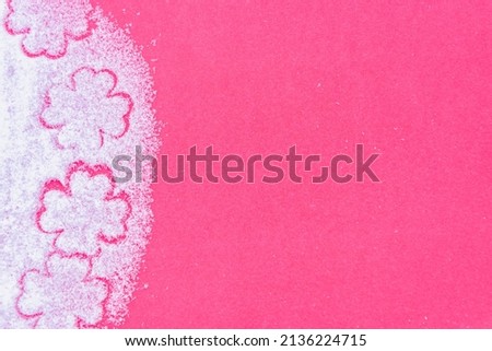 Snow patterns in the form of flowers on a red background.