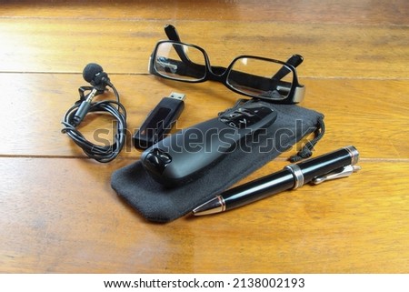 Basic kit for a slideshow, glasses, lavalier microphone, flash drive with the content, pen and remote control for the slides
