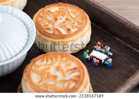 Mooncakes and dolls for dinner during the Mid-Autumn Festival.The Chinese characters in the picture mean "five kinds of dried nuts"