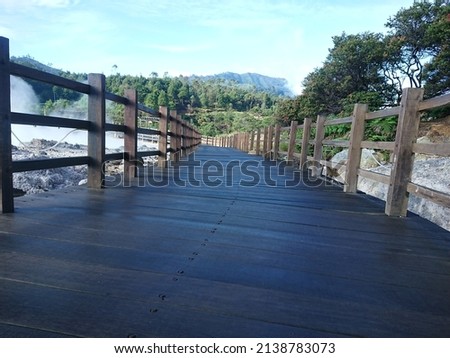 the bridge used for access to the crater is still active. located in the natural tourist area of ​​Dieng, precisely in the Sikidang crater