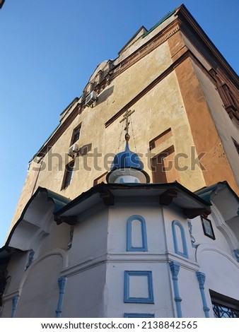 City, church, symbiosis, contrast, life, flow of life, time, balance, yellow, buildings, architecture, white, dome, gold