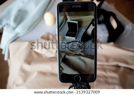 take pictures of clothes with your phone, online image selection, shooting clothes on the phone, blogging, fashion blogger, stylist, through the phone screen
