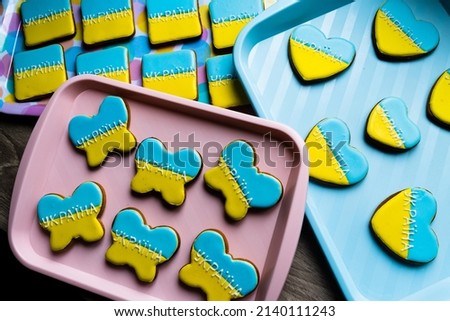 Translation: Ukraine. Patriotic gingerbread cookies with the flag of Ukraine. No war. High quality photo