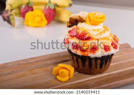 Cupcakes closeup Images, Strawberry, Mango and Chocolate, Creemy.