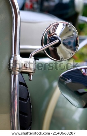 detailed picture of the old motorbike