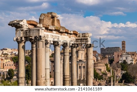 A picture of the Temple of Saturn.