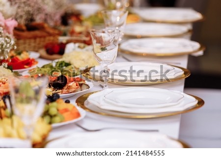 a table with a tablecloth, a beautiful serving of white dishes, a beautiful plate, dinner in a restaurant.