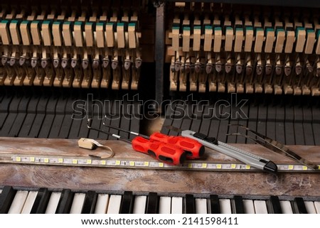 How it works inside the piano.