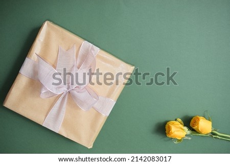 Write a message and give a gift from the heart to the loved one. Yellow rose. 